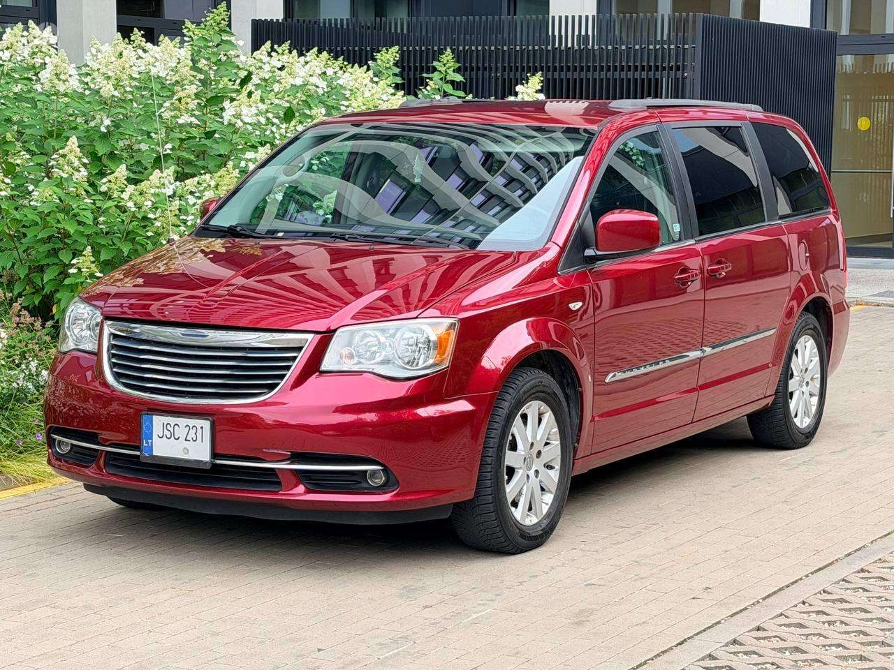 Chrysler Town & Country.