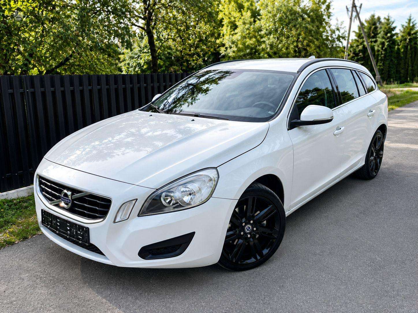 Volvo V60.