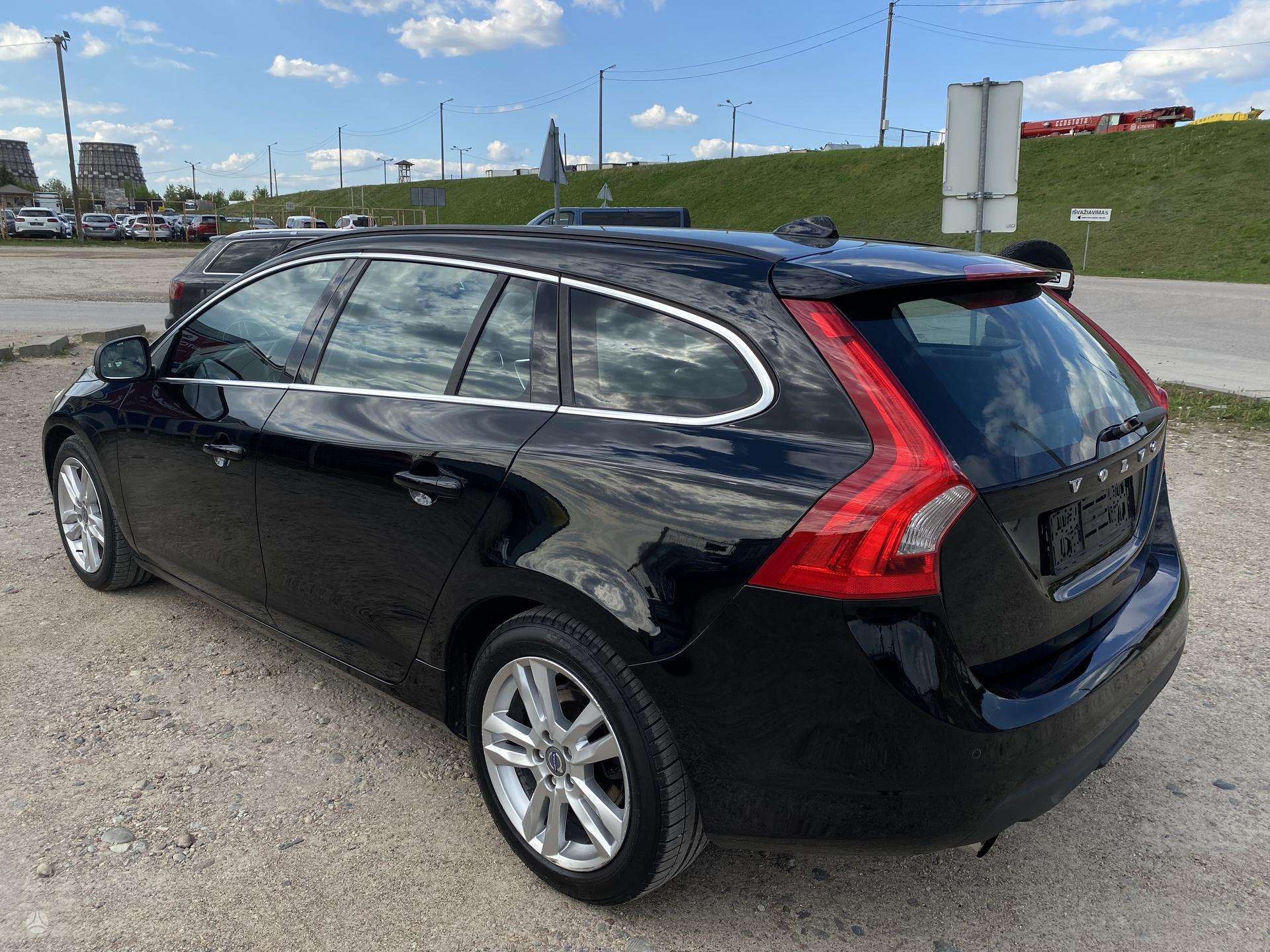 Volvo V60.