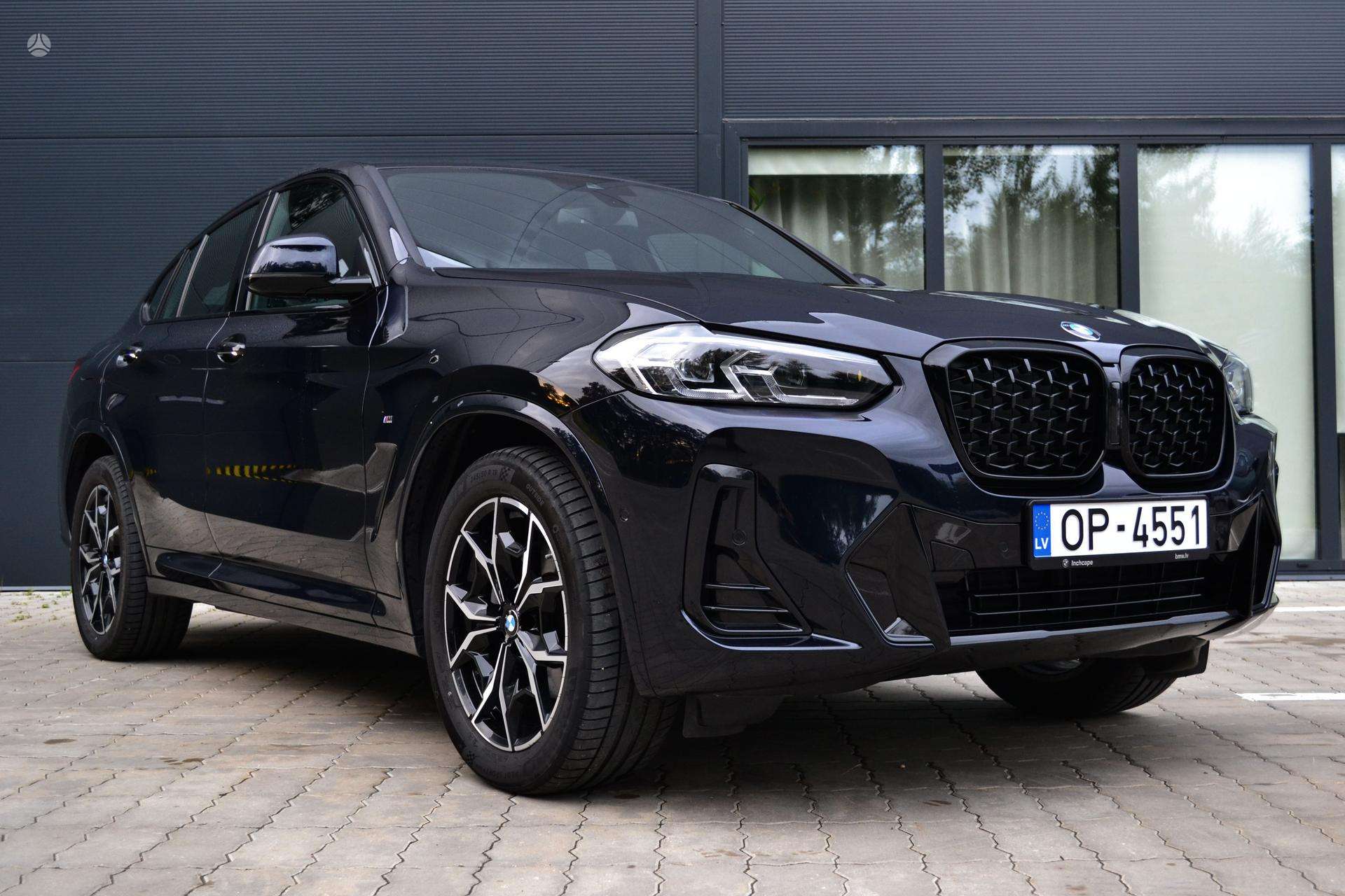 BMW X4.