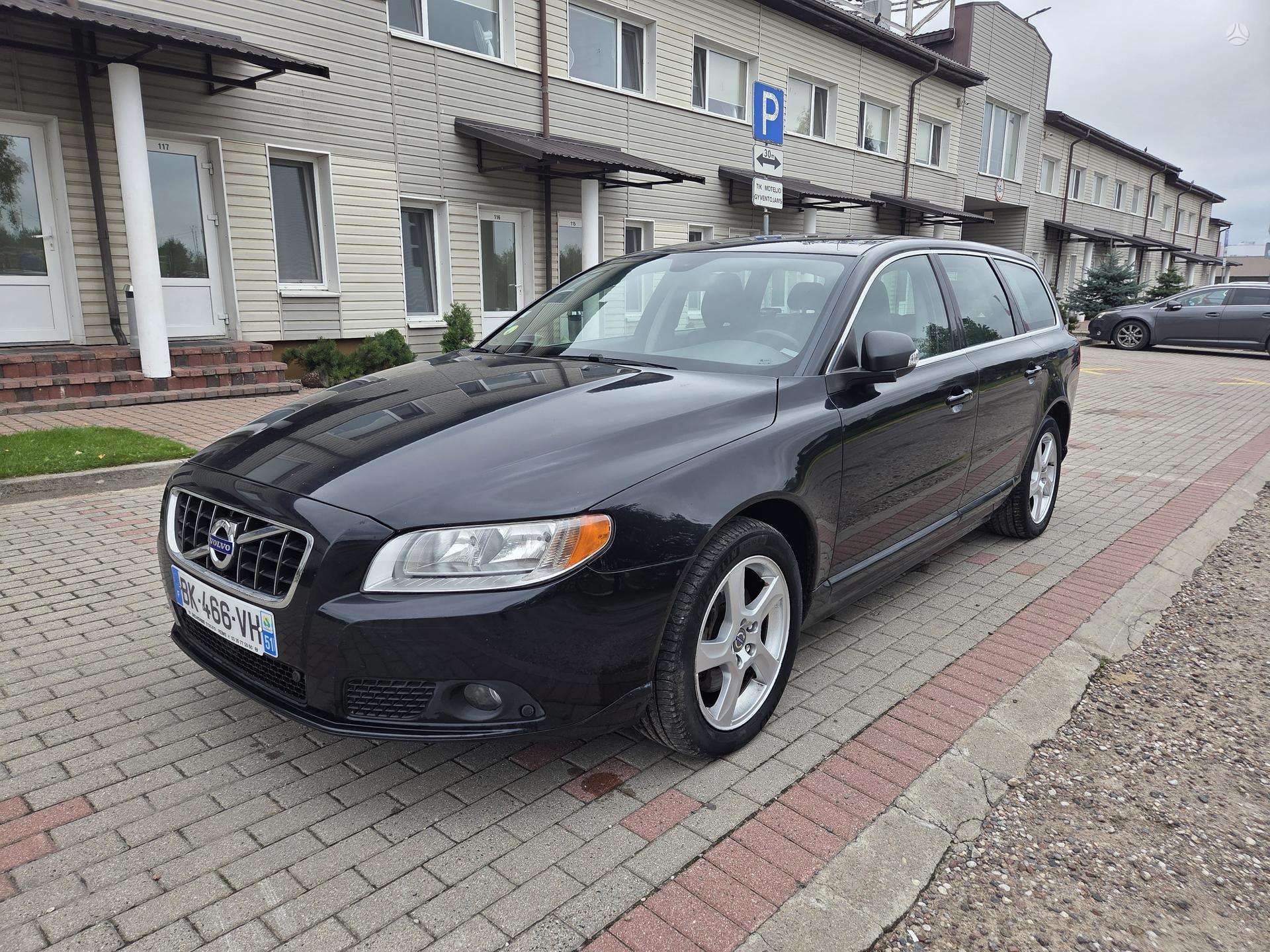 Volvo V70.