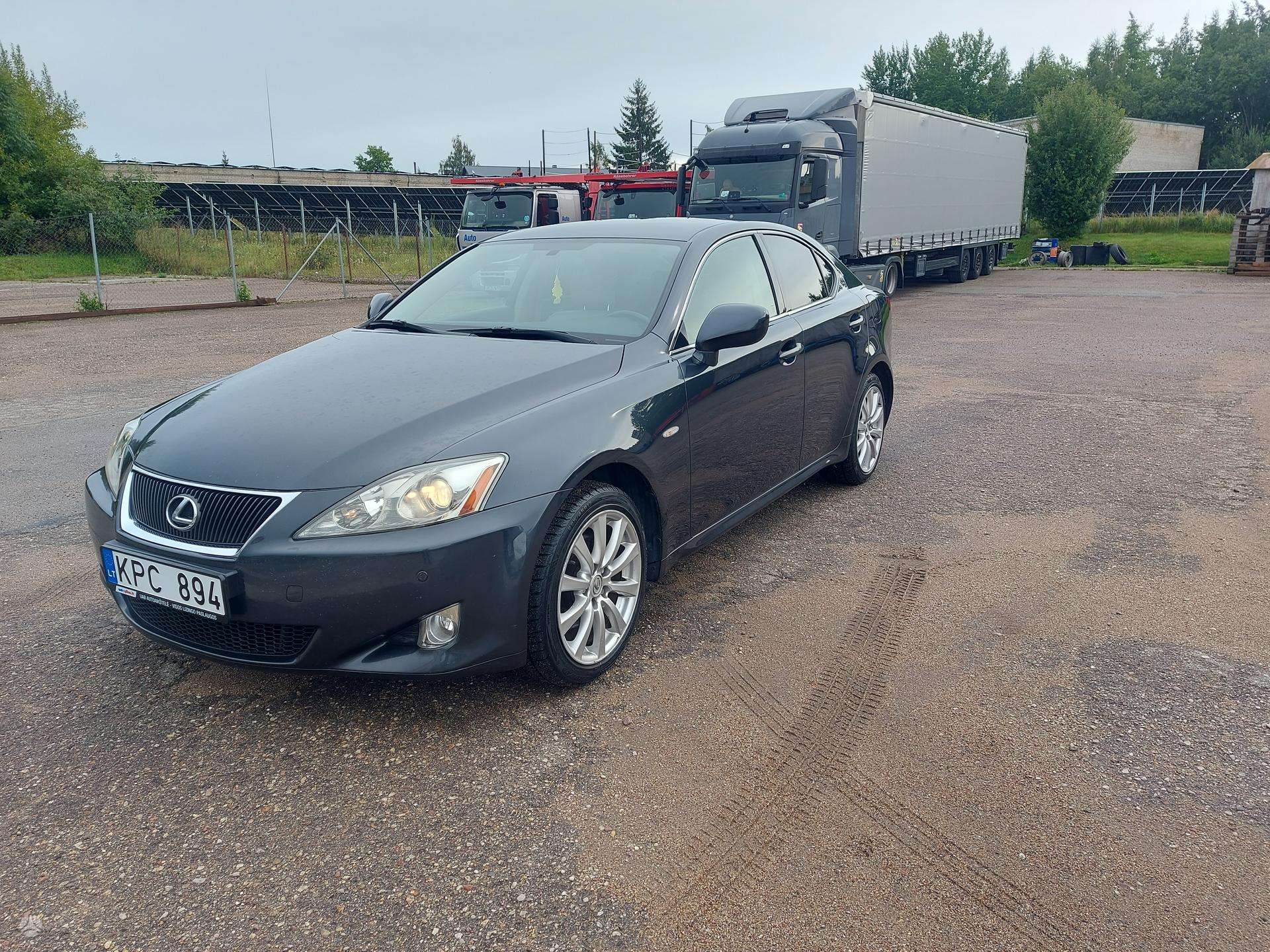 Lexus IS 220.