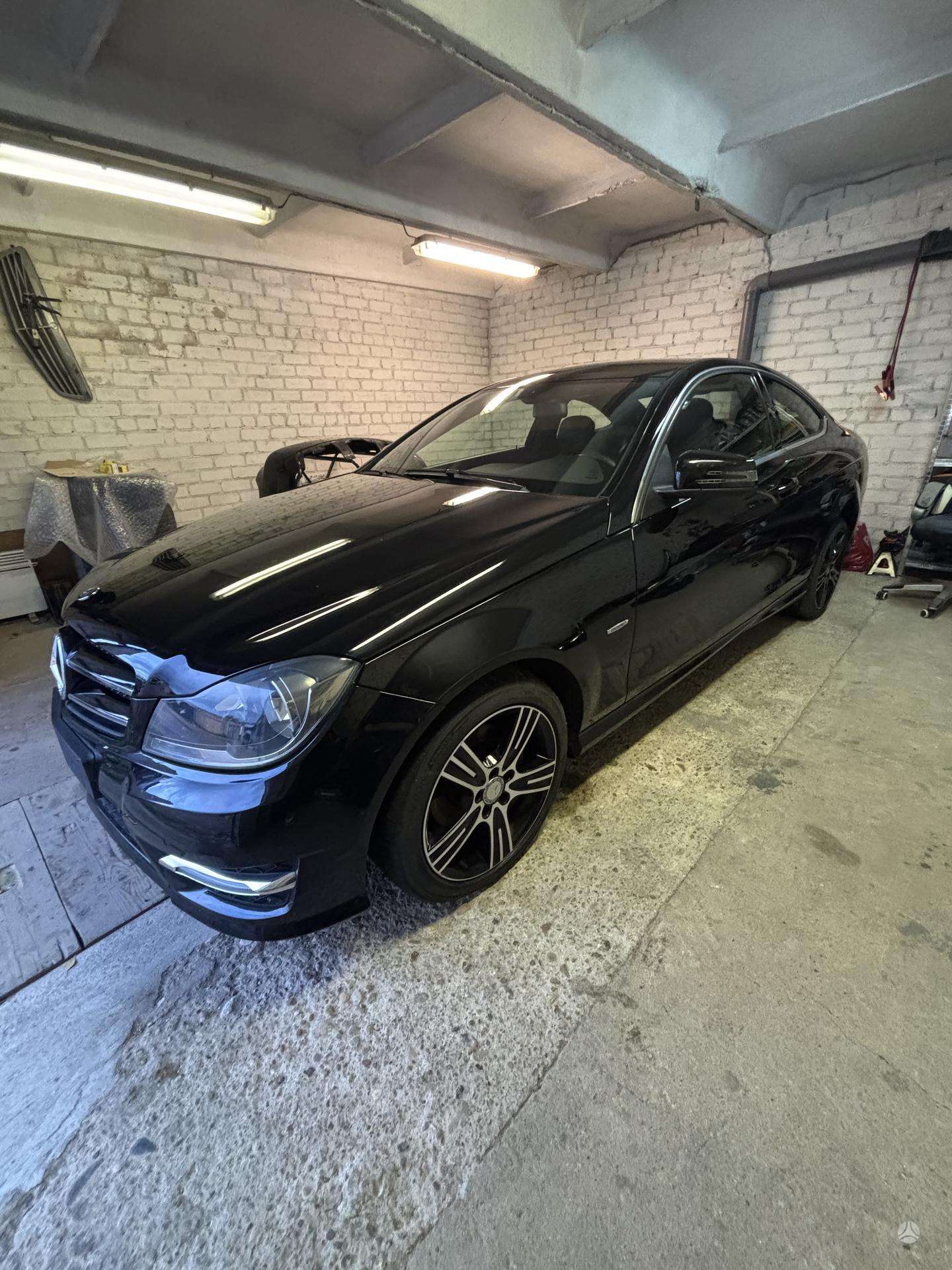 Mercedes-Benz C220.