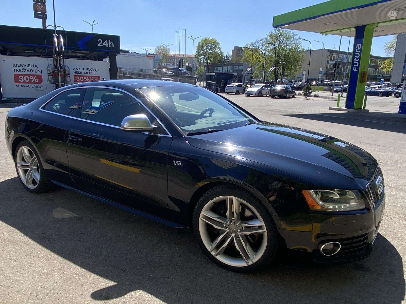 Audi S5.
