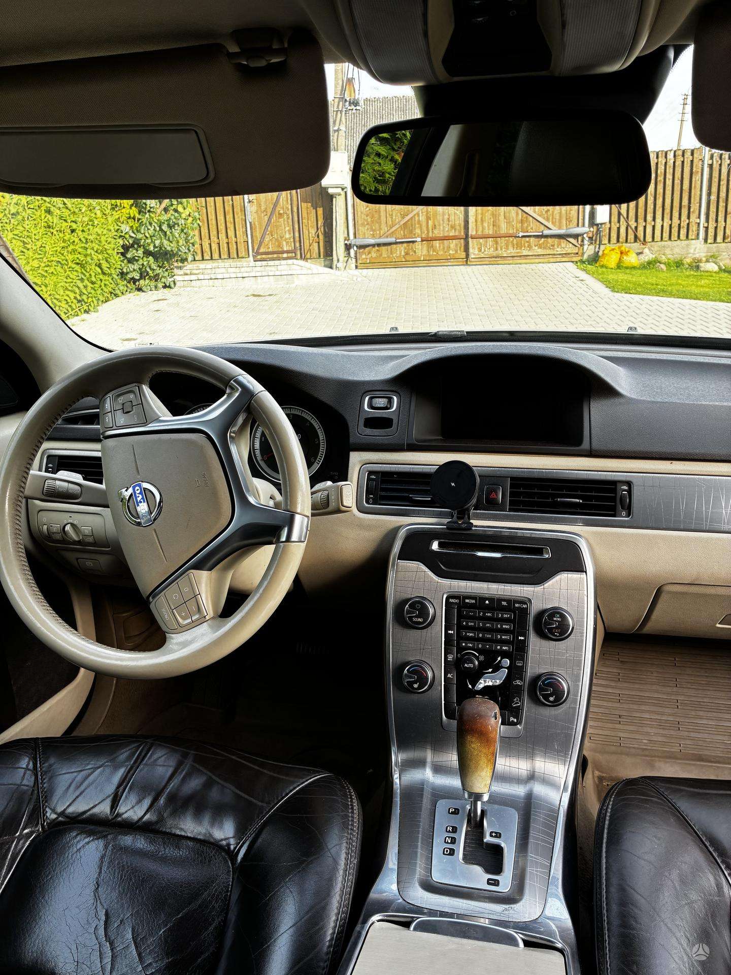 Volvo XC70.
