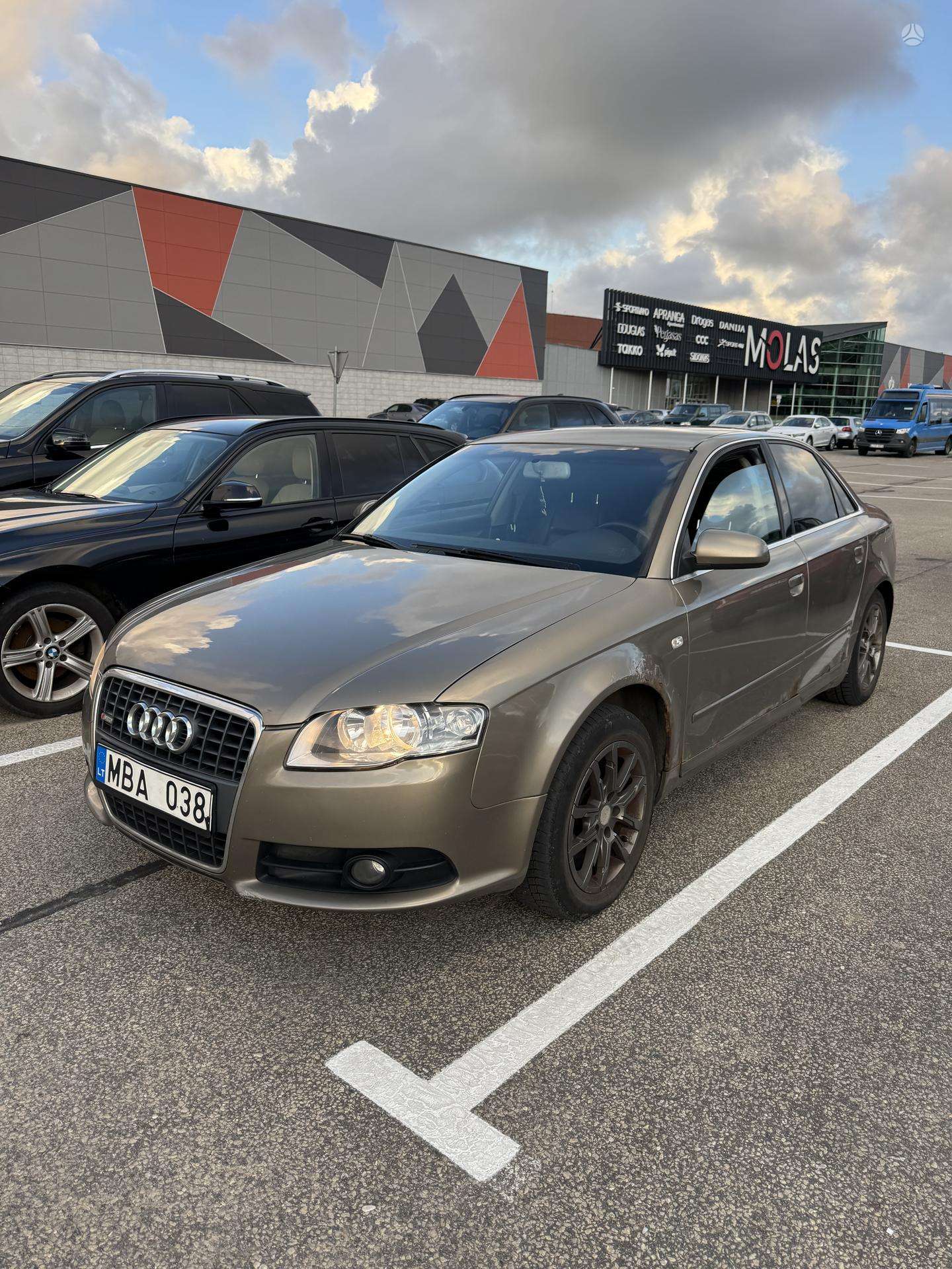 Audi A4.