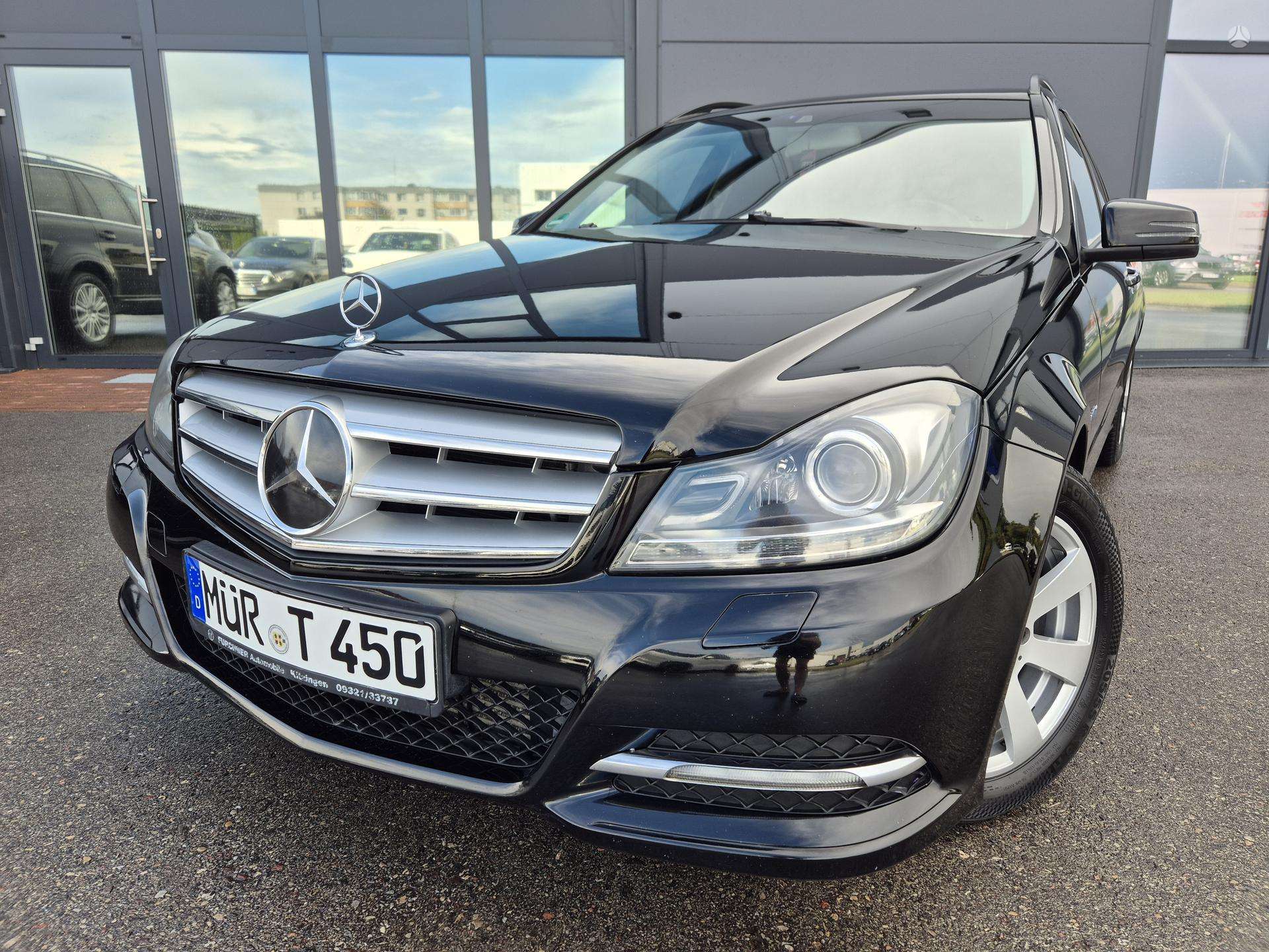 Mercedes-Benz C220.