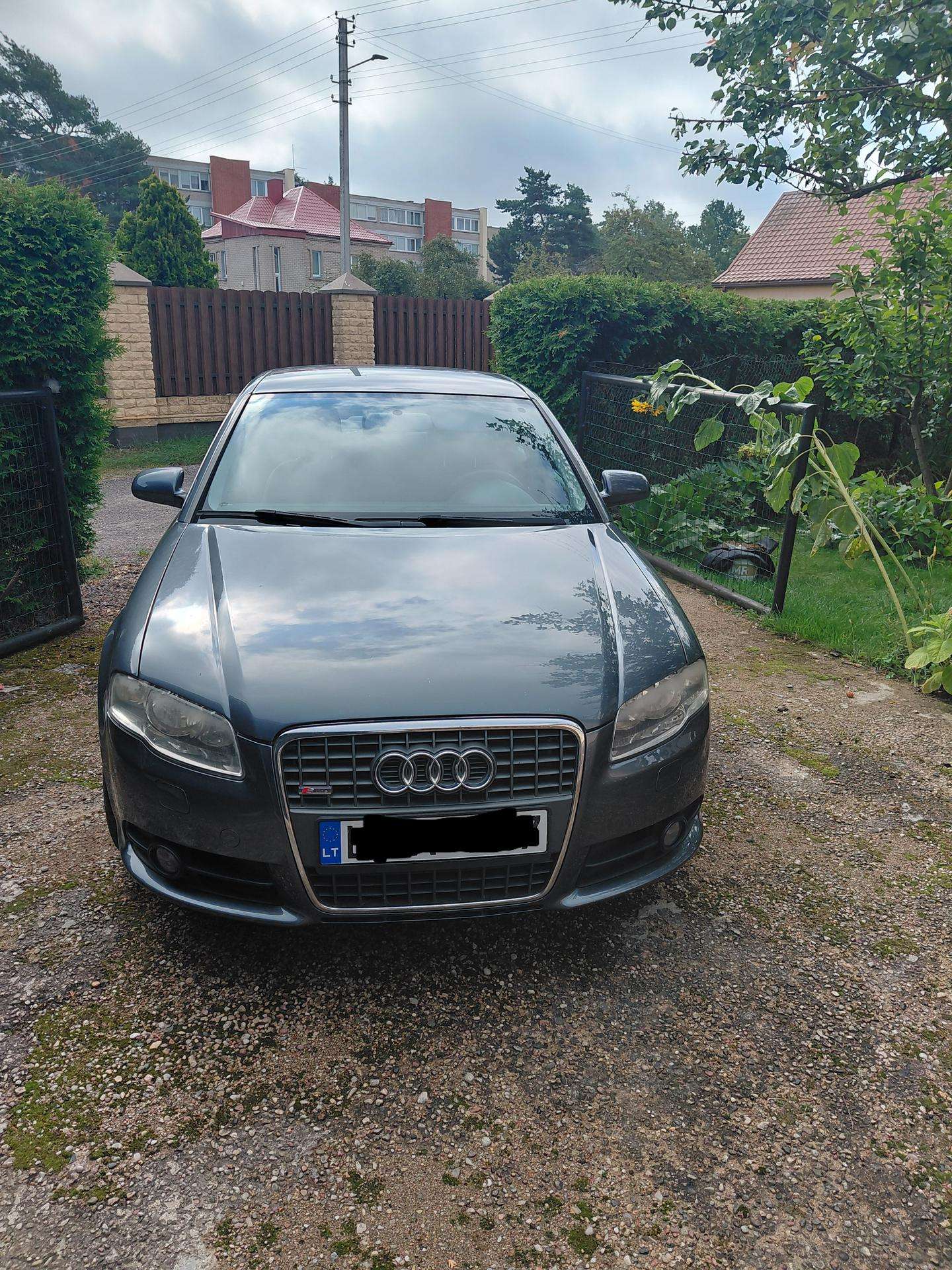 Audi A4.