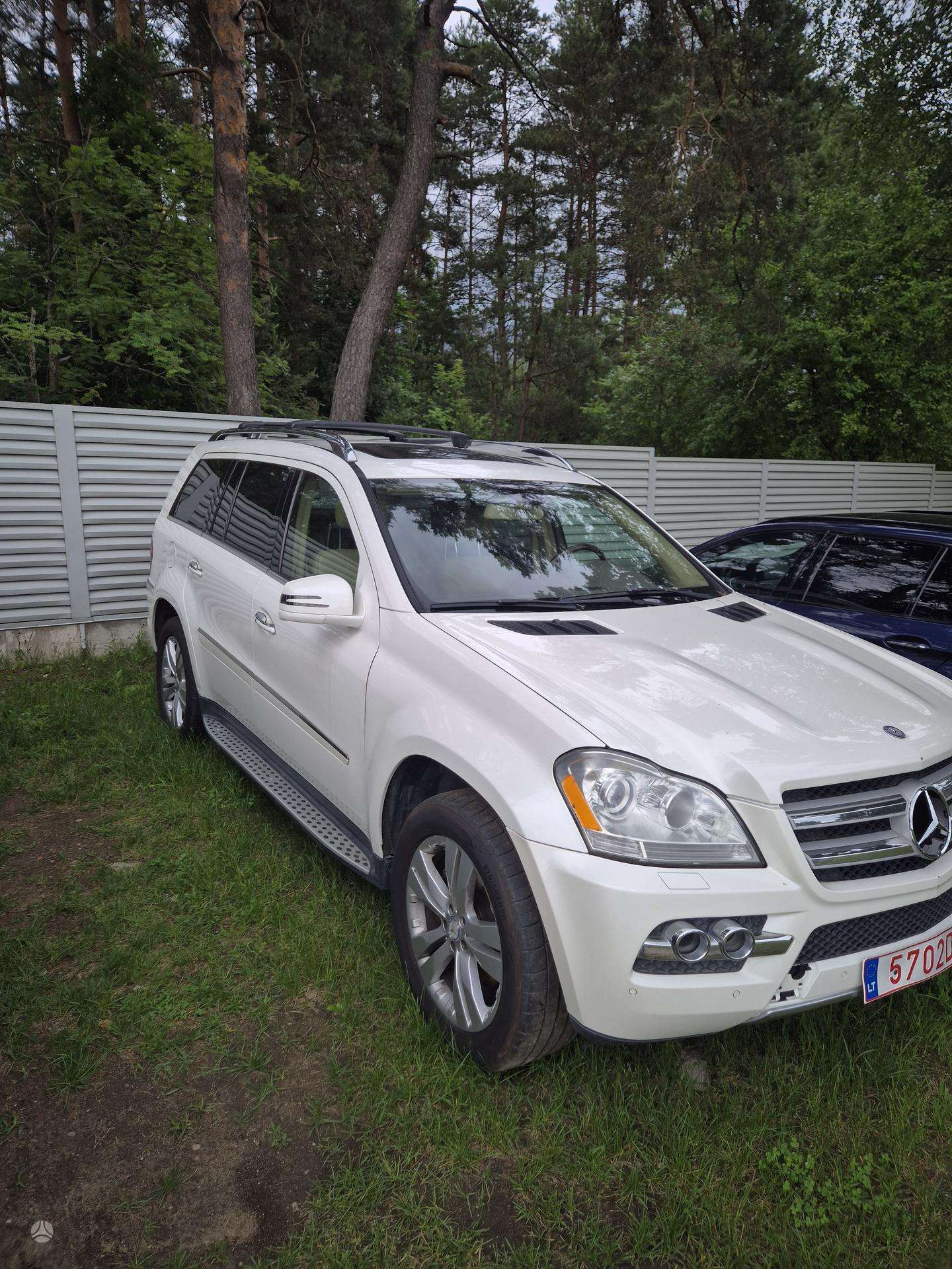 Mercedes-Benz G450.
