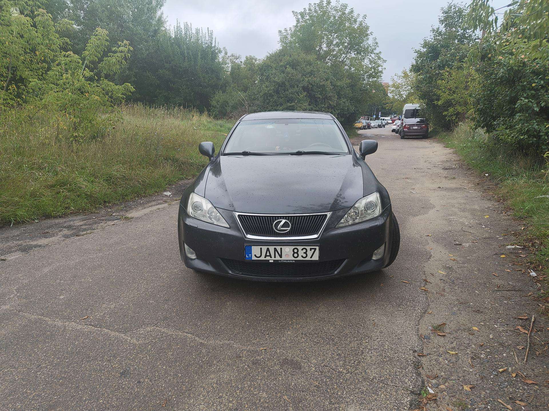 Lexus IS 220.