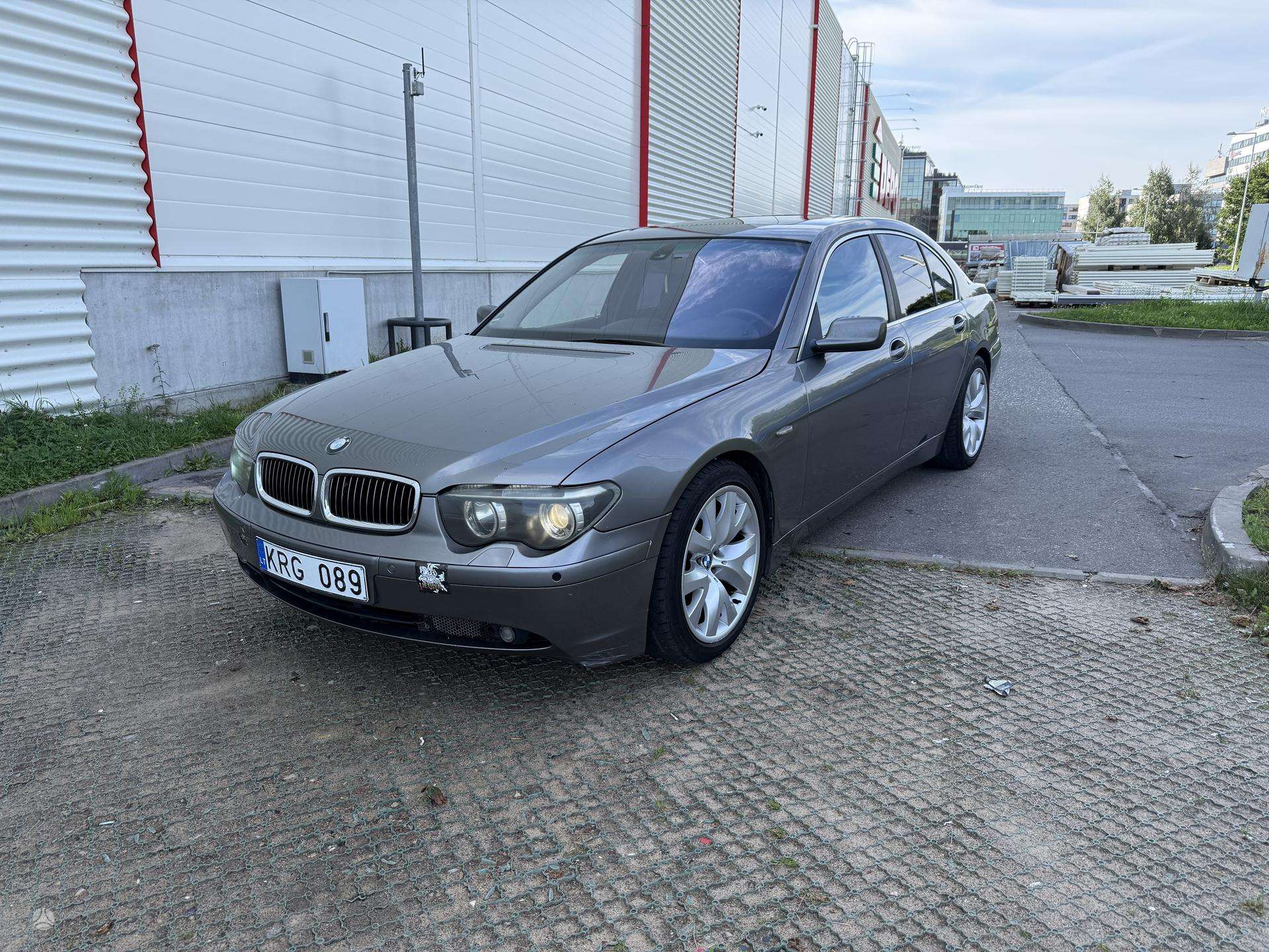 BMW 740.