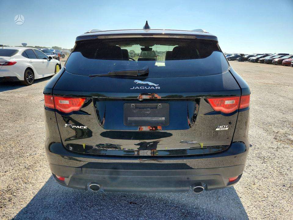 Jaguar F-Pace.