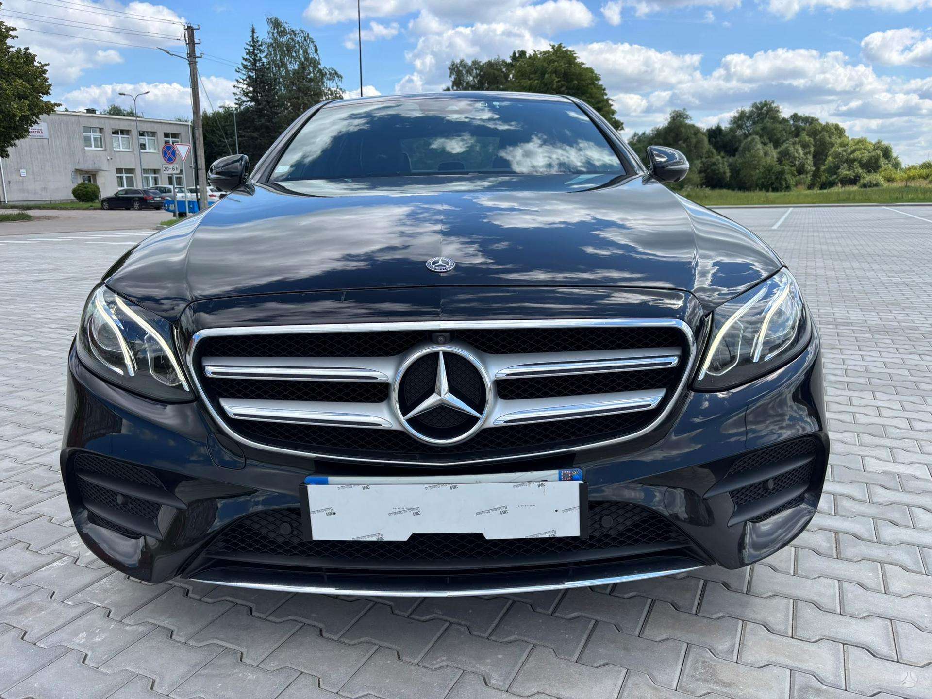 Mercedes-Benz E220.