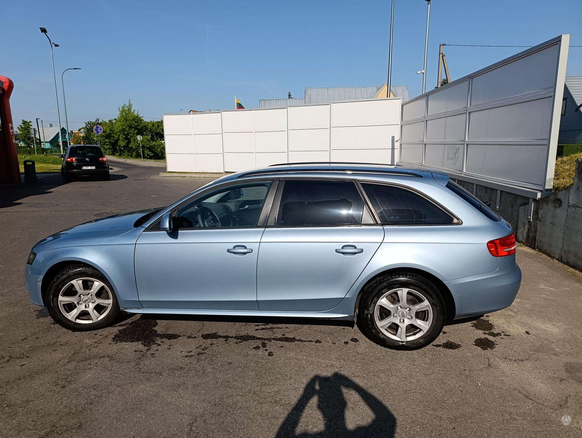 Audi A4.
