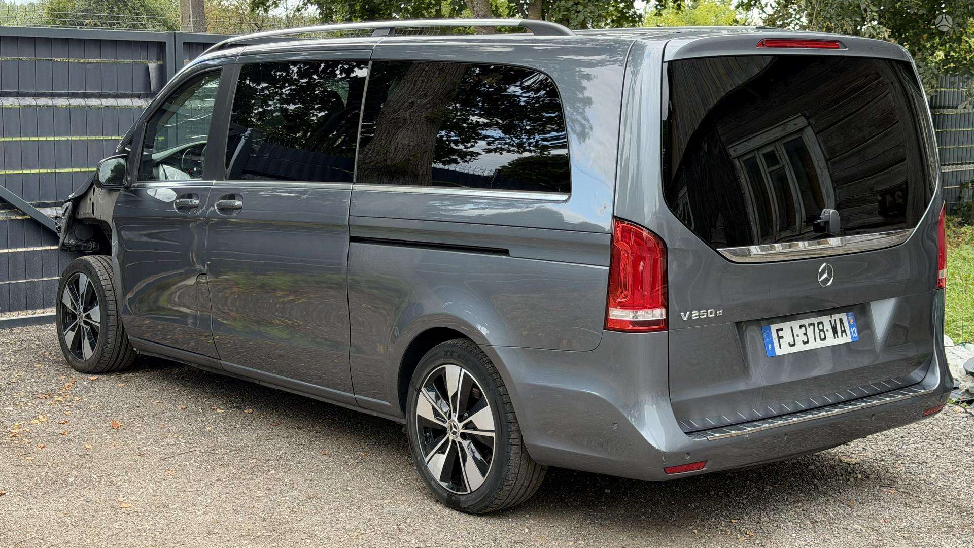 Mercedes-Benz V250.