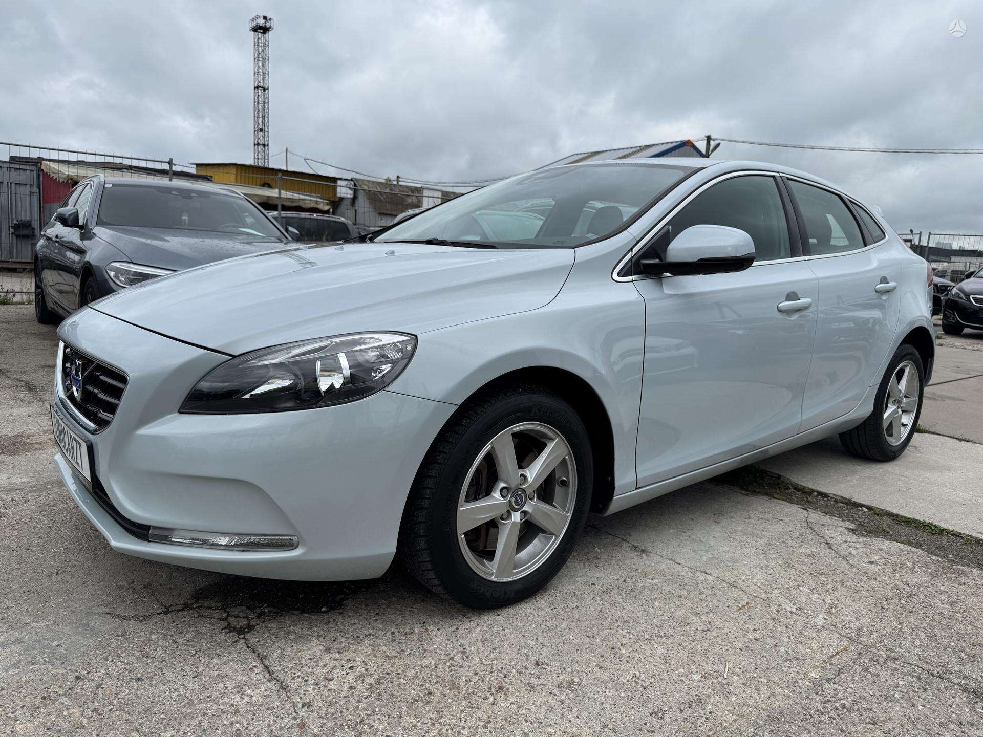 Volvo V40.