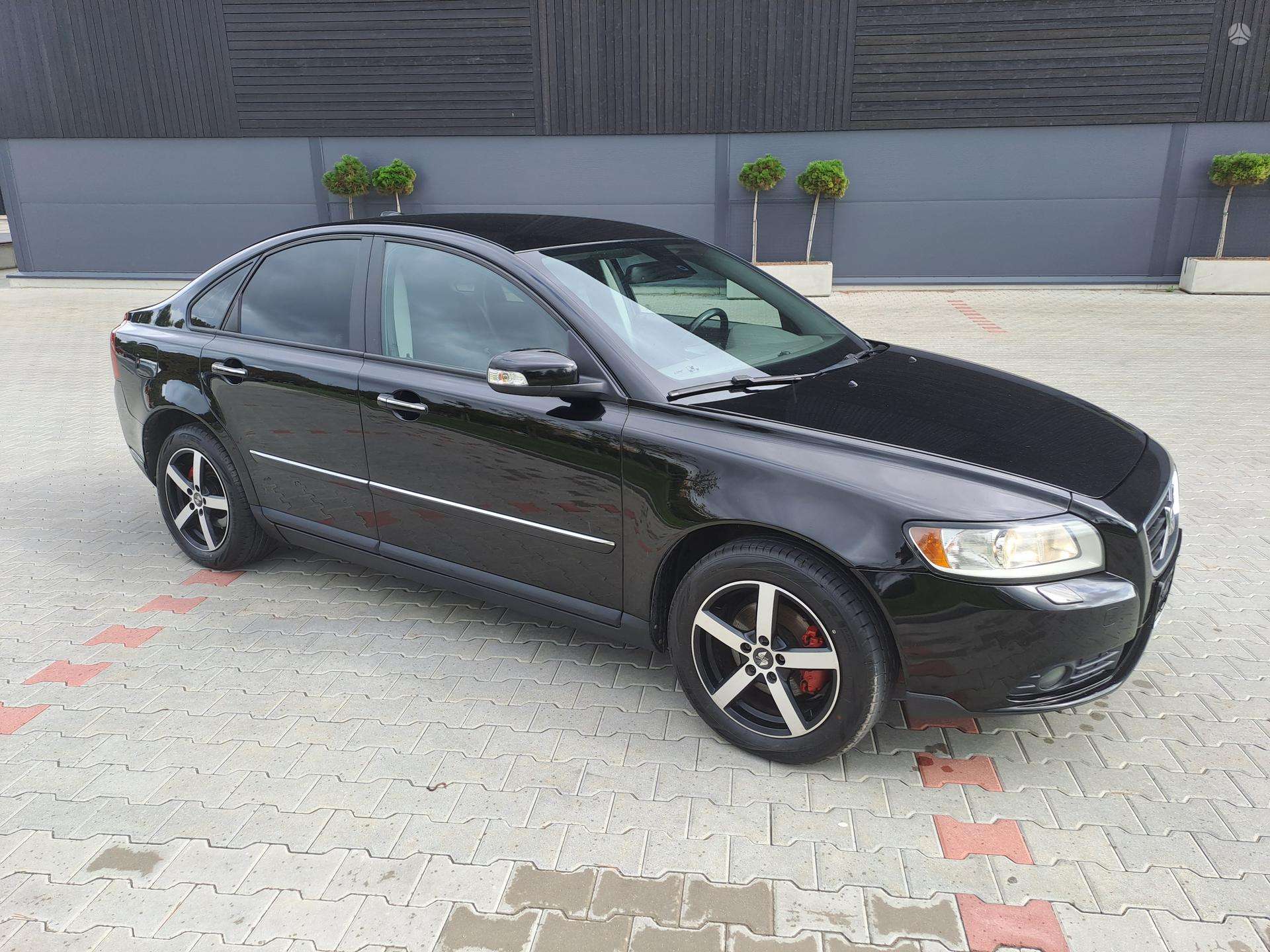 Volvo S40.