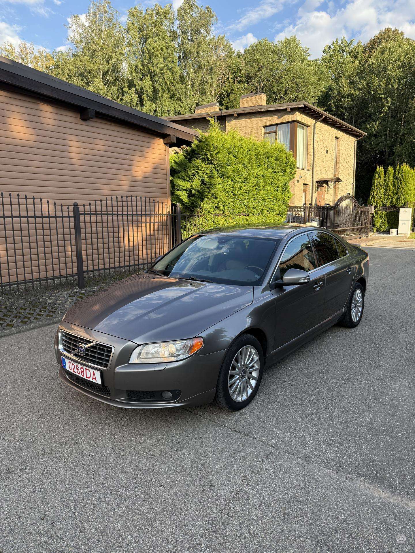 Volvo S80.