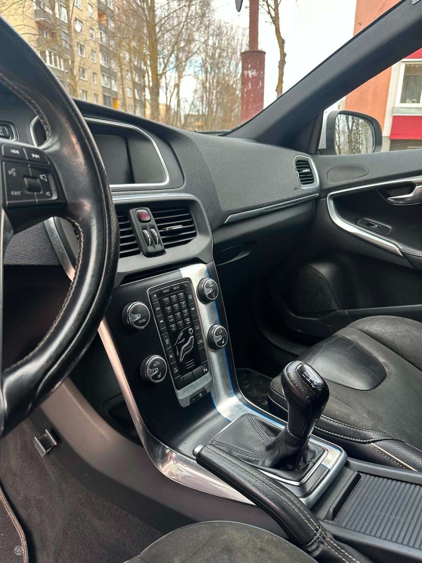 Volvo V40.
