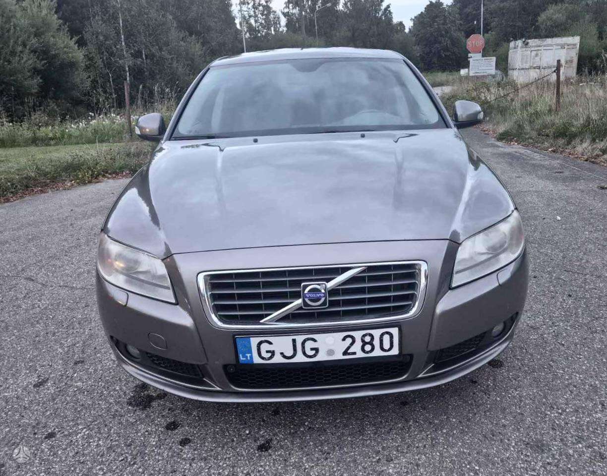 Volvo S80.