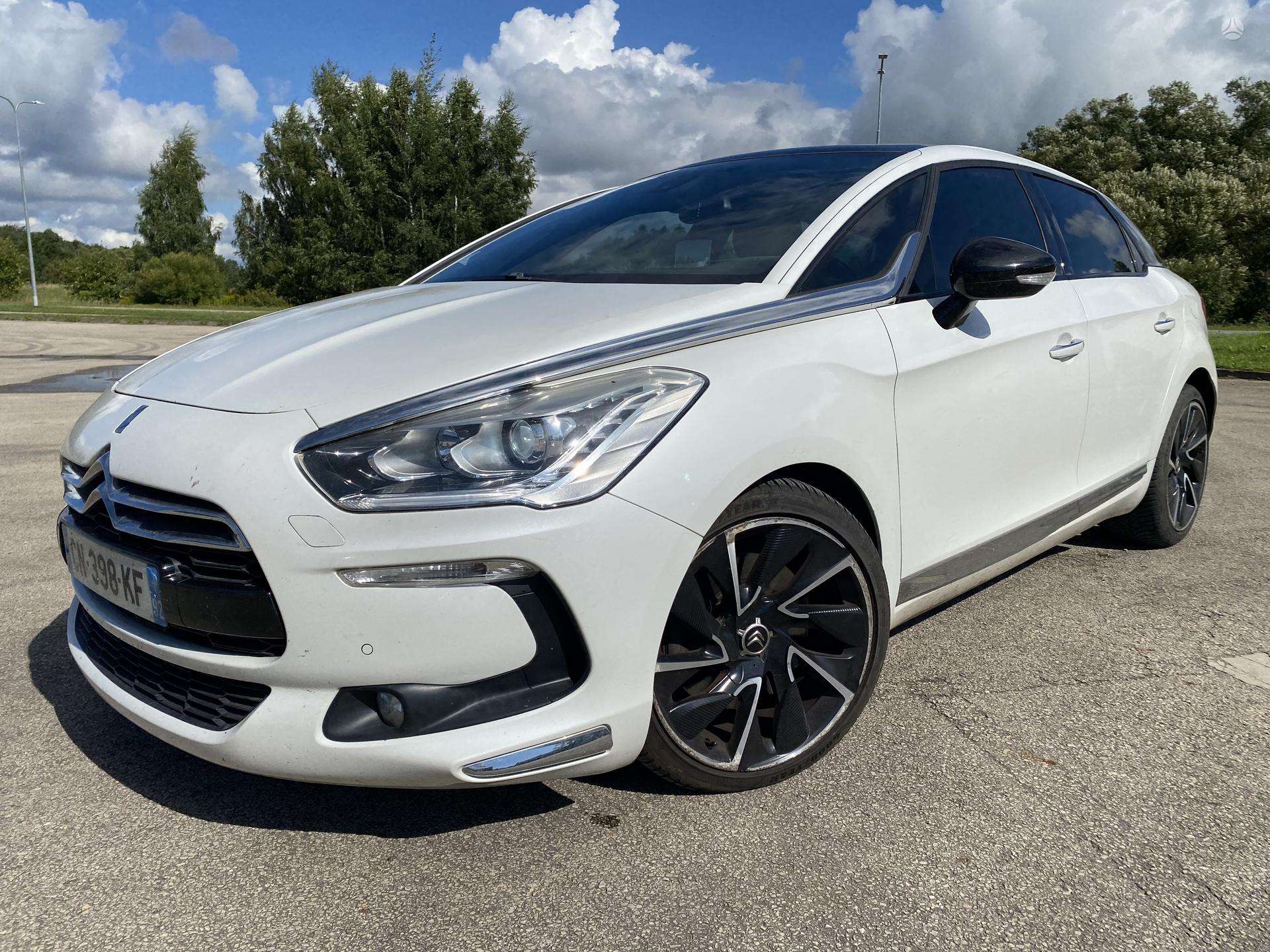Citroen DS5.