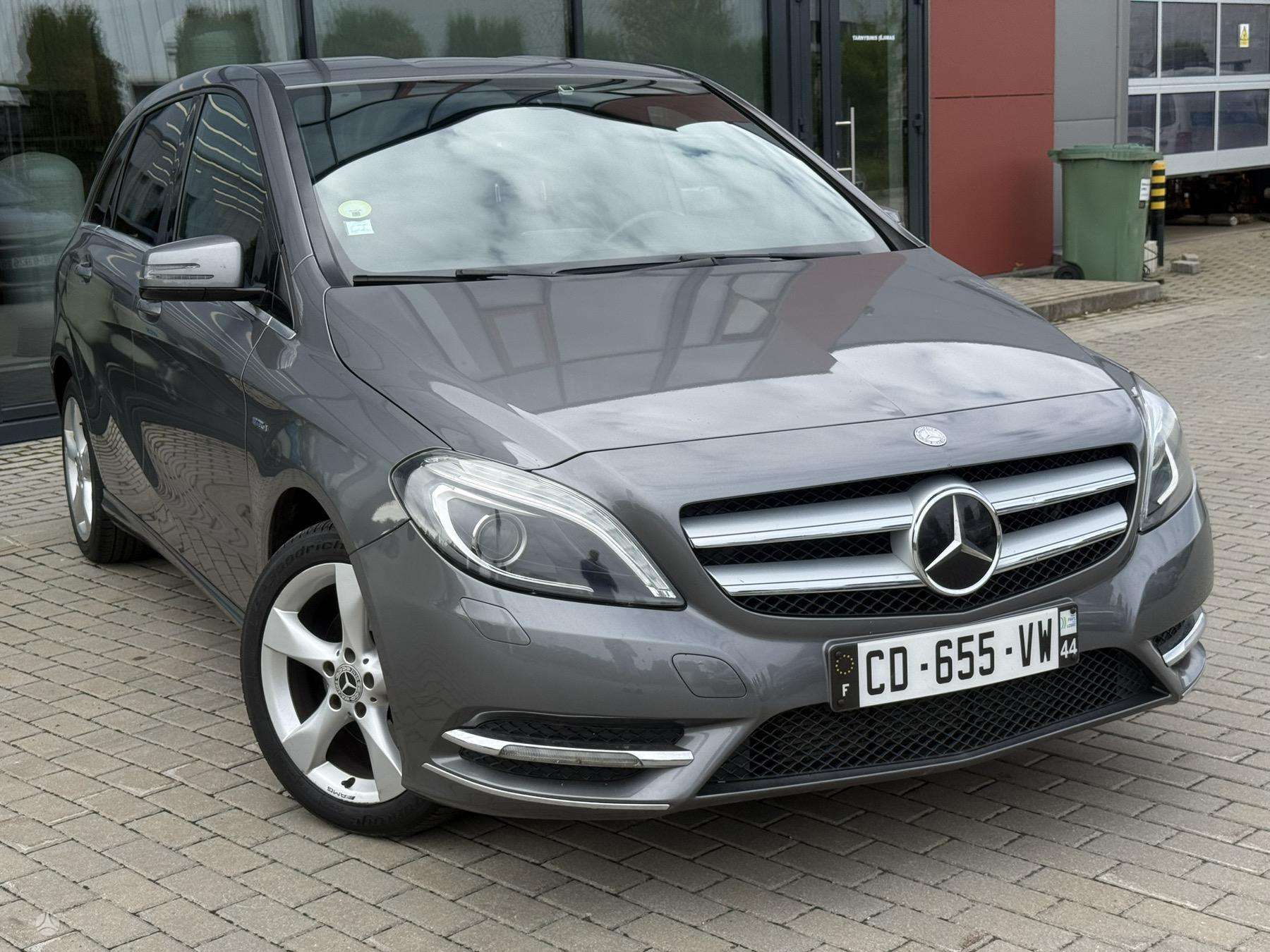 Mercedes-Benz B180