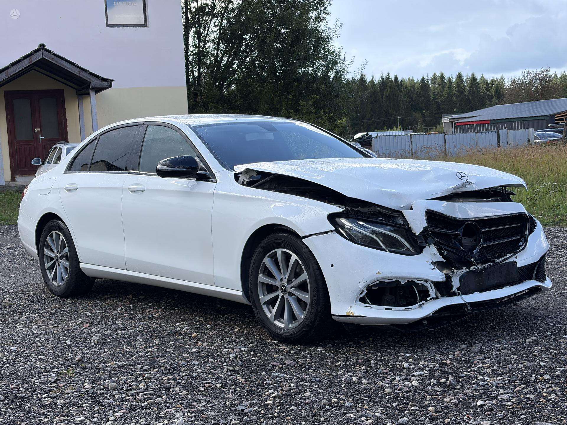Mercedes-Benz E200.