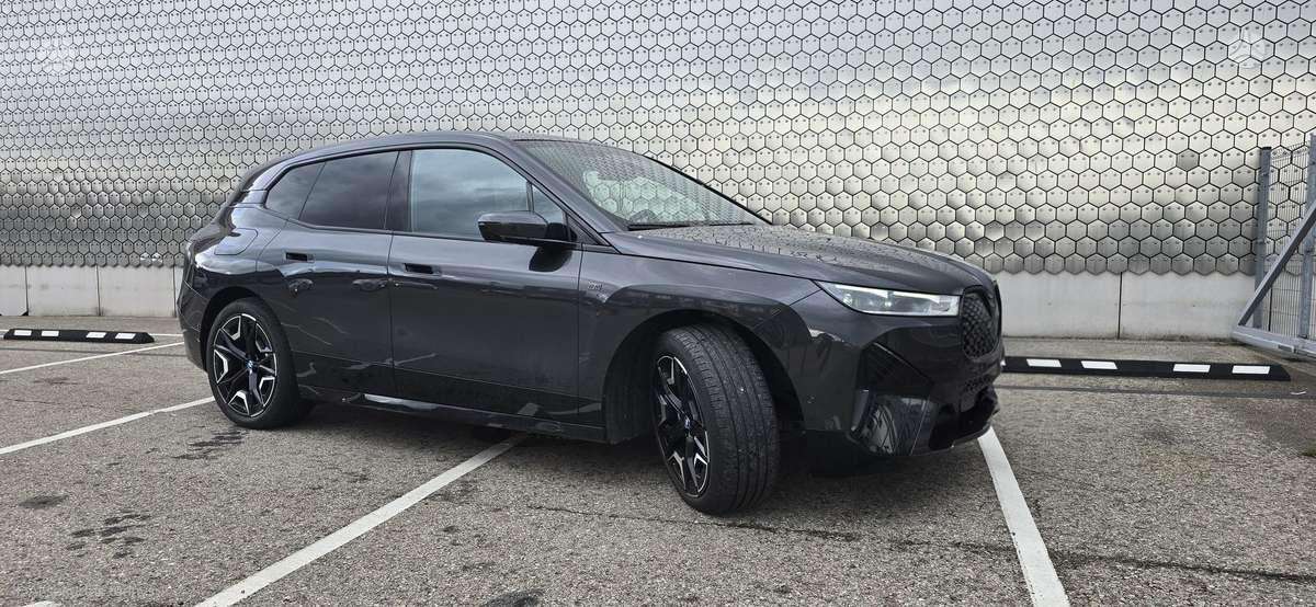 BMW iX