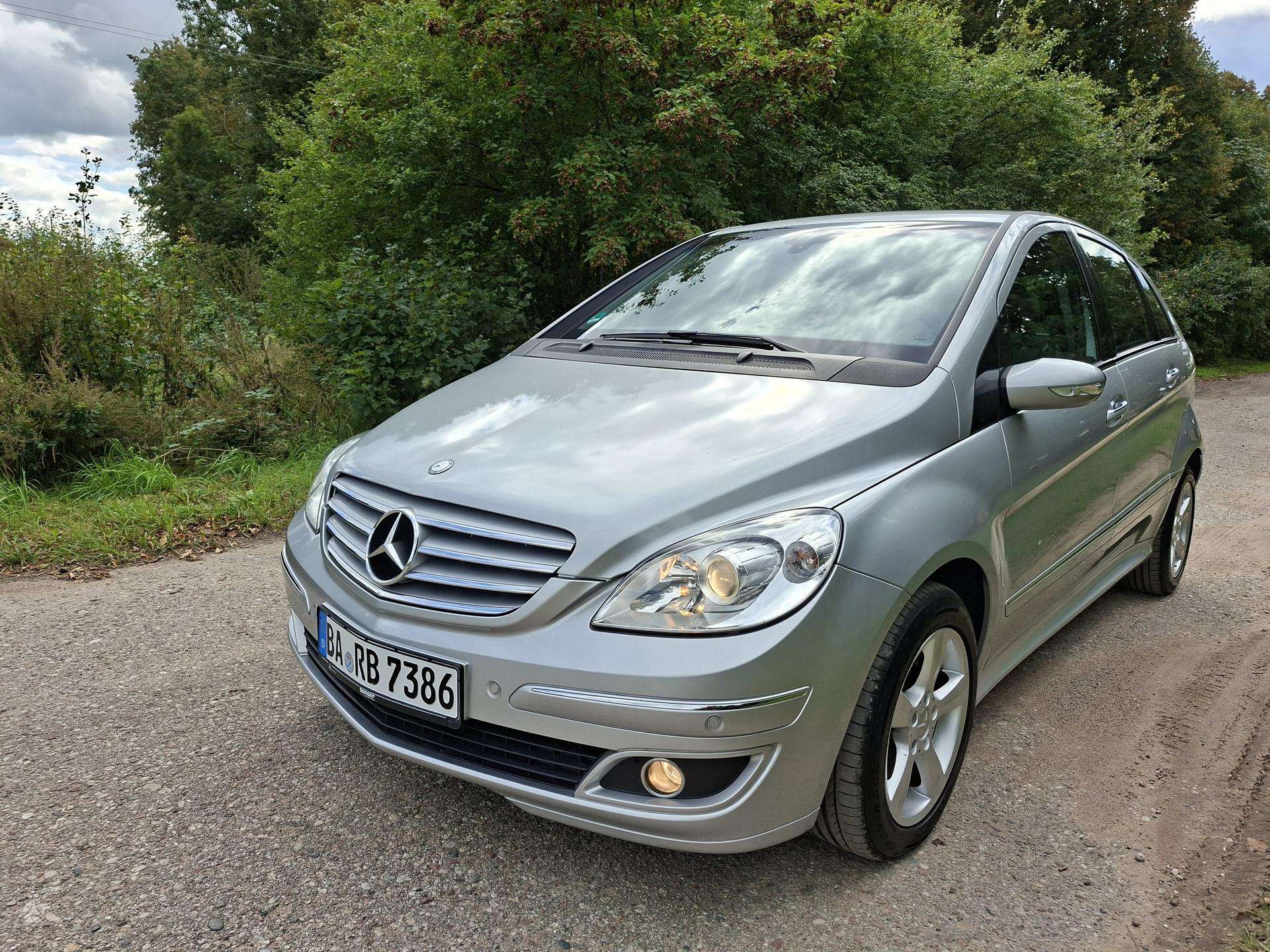Mercedes-Benz B180