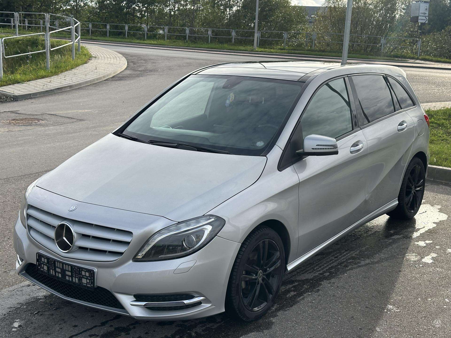 Mercedes-Benz B180