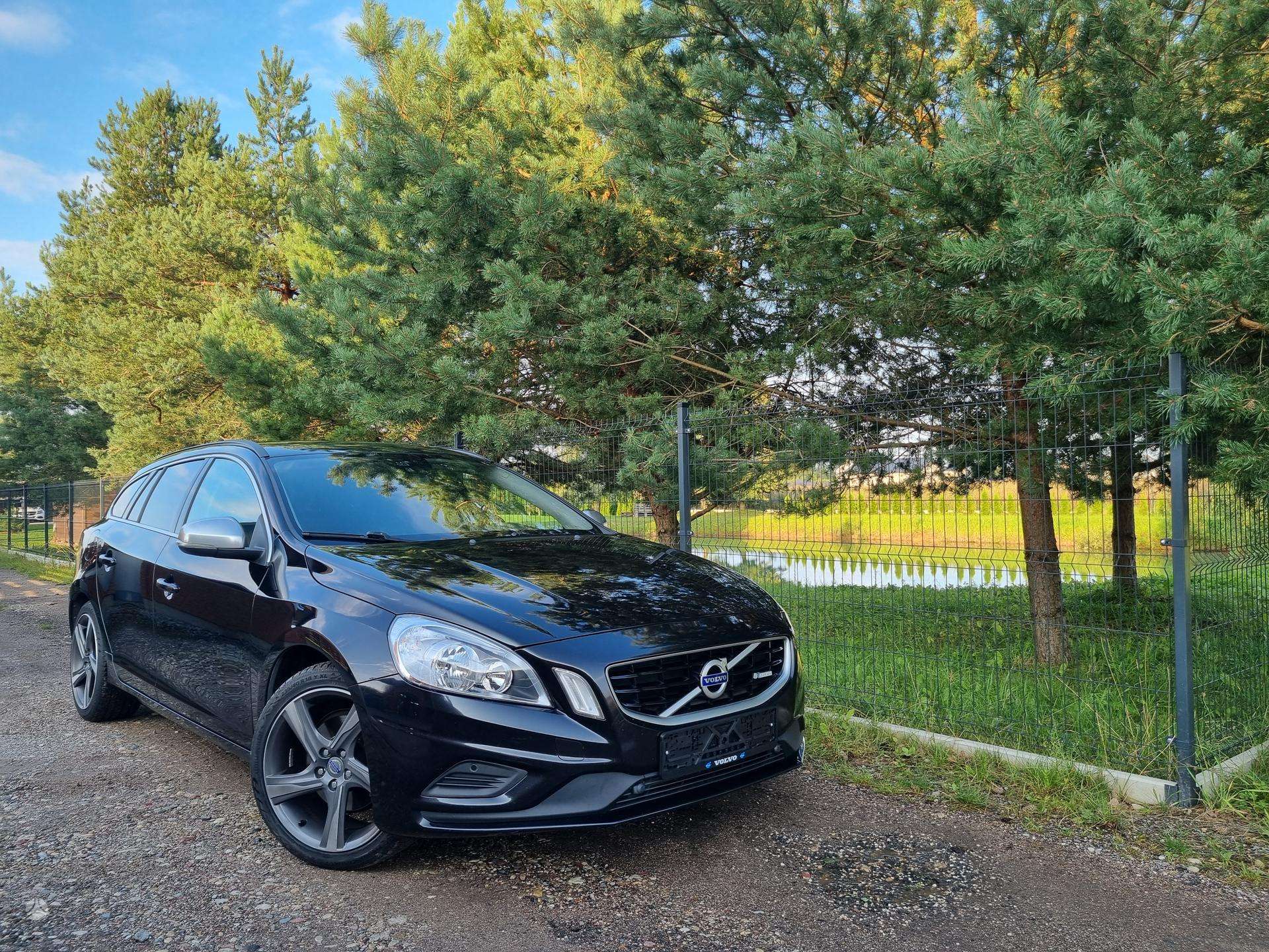 Volvo V60.
