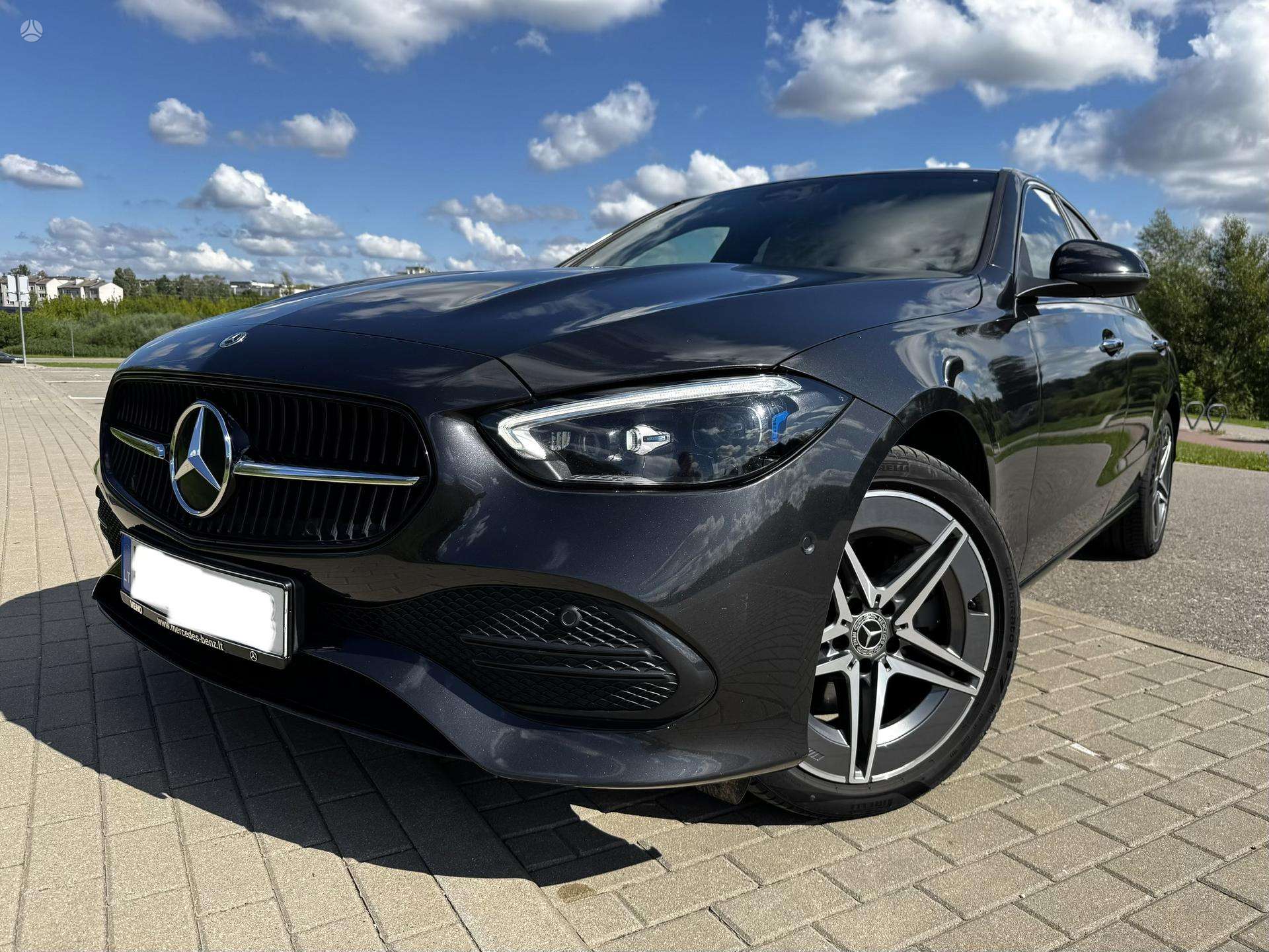 Mercedes-Benz C200.