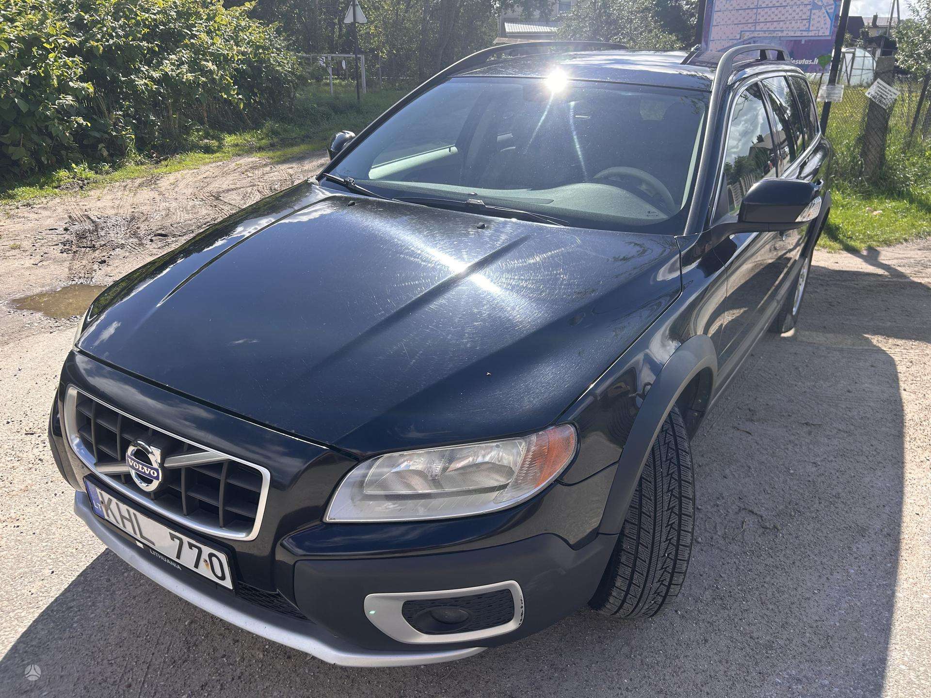 Volvo XC70.