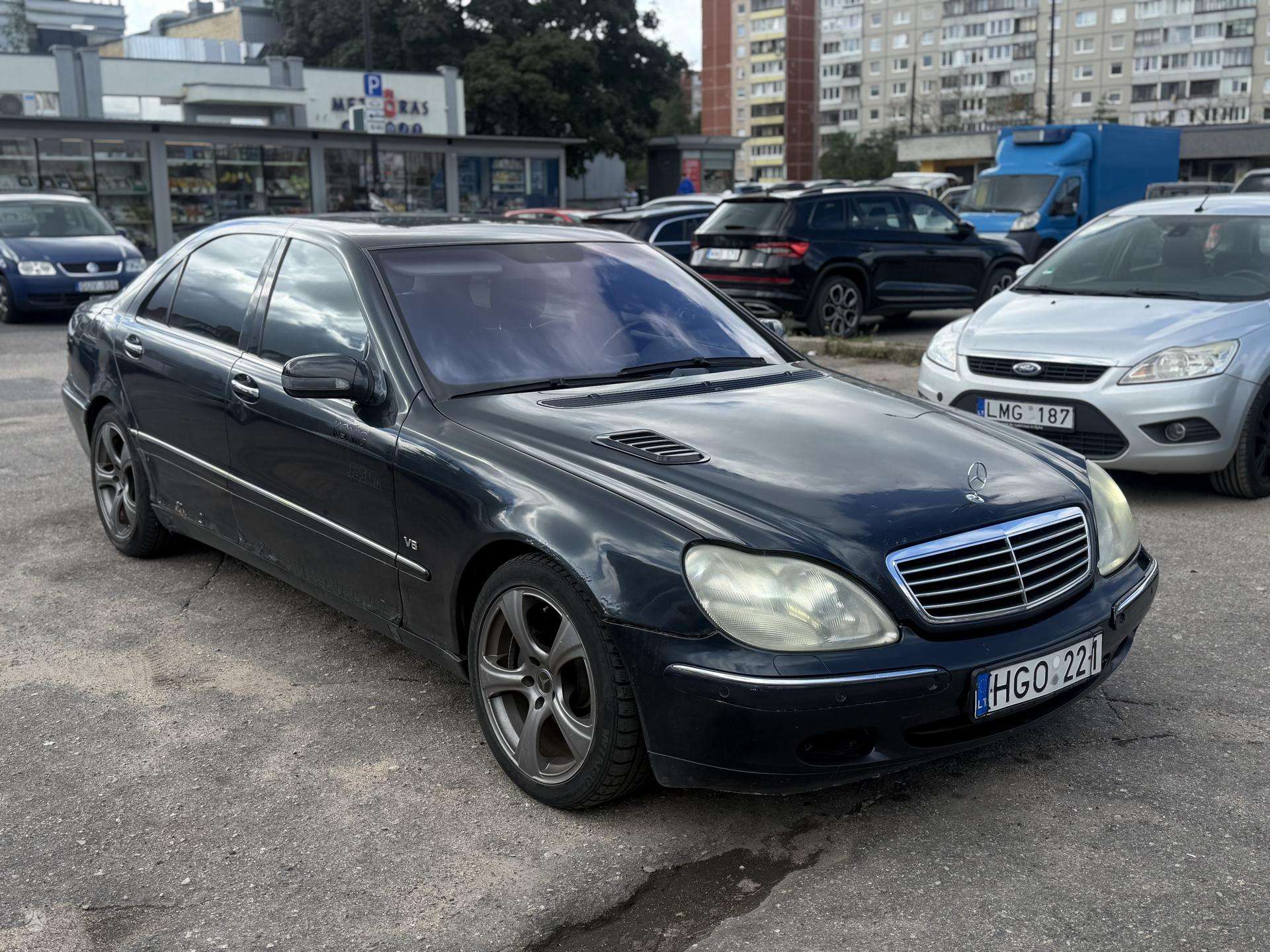 Mercedes-Benz S400.