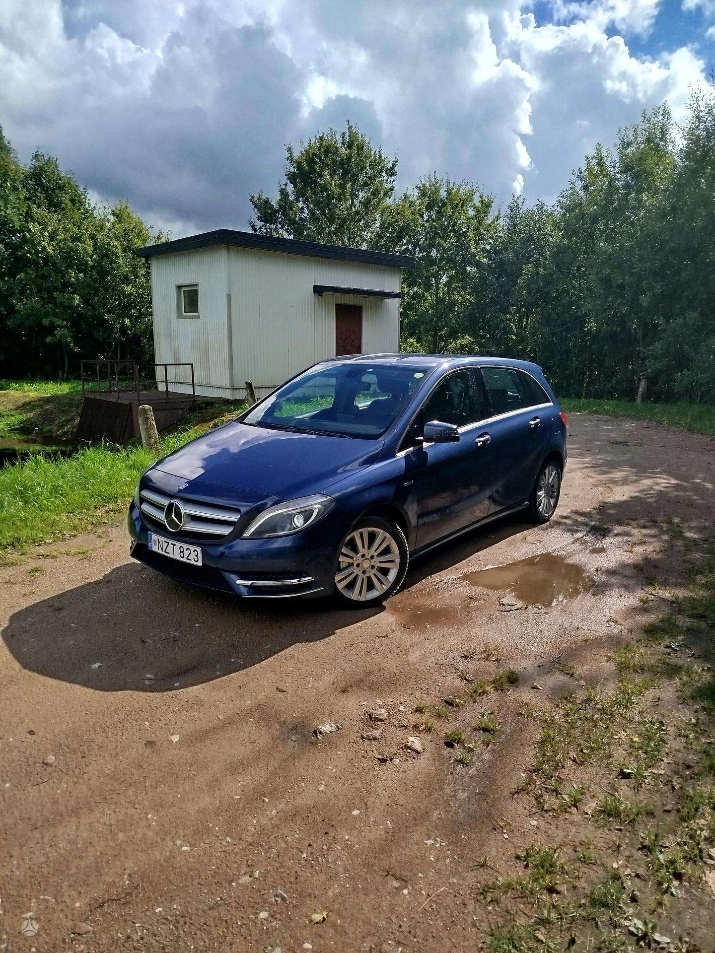 Mercedes-Benz B180