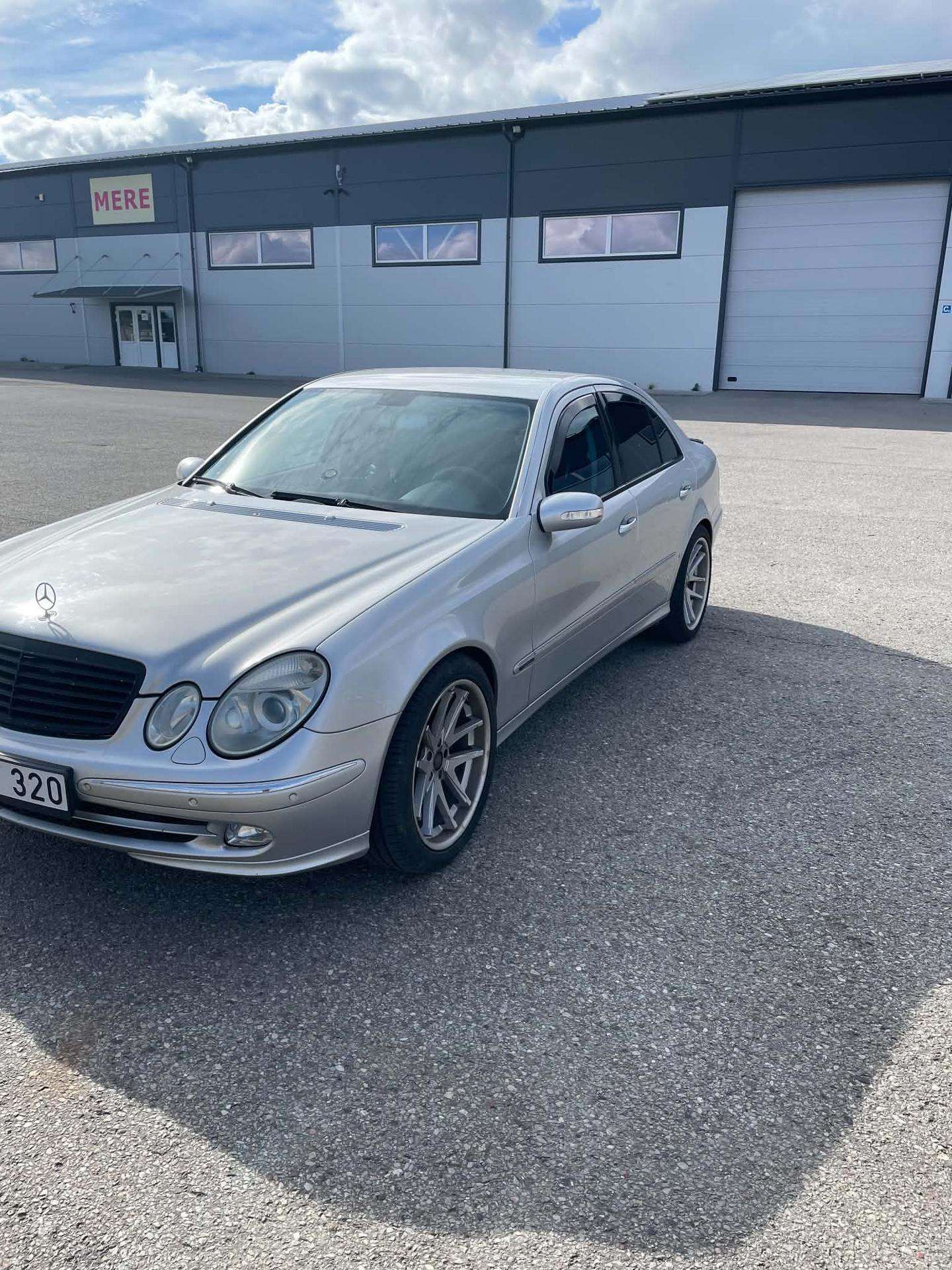 Mercedes-Benz E320